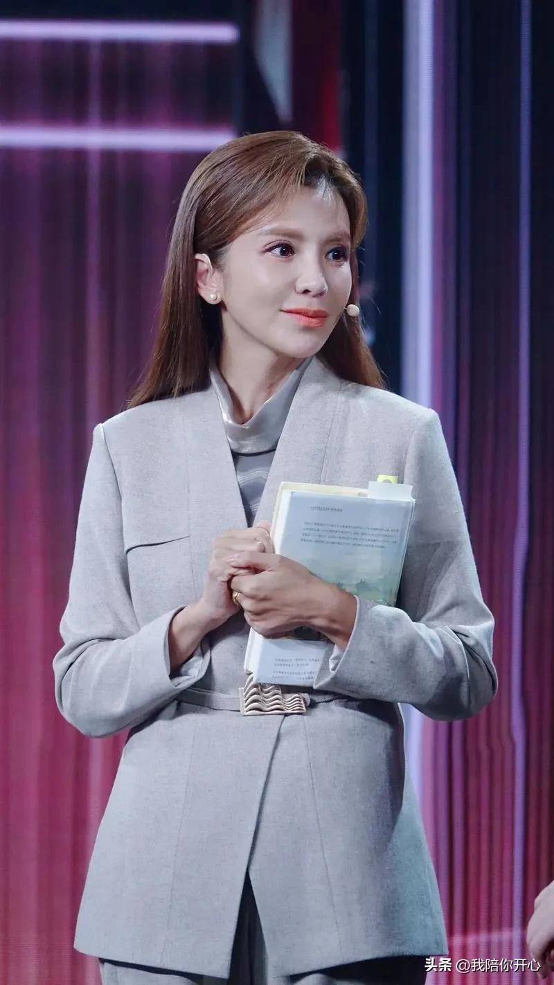 51岁朱迅不愧是央视台柱子,私下一见大气漂亮!网友:亲切感十足