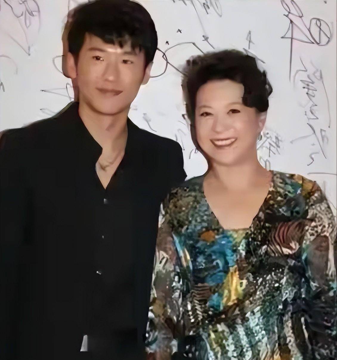 76岁王馥荔现状丈夫离世8个月后儿子王骁成了她最大的底气