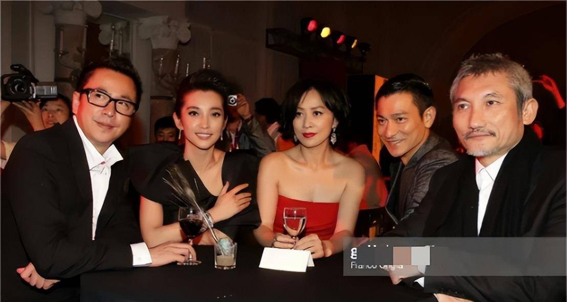 55岁王中磊现状:欠债6亿,靠妻子带货养家,19岁儿子端盘子谋生