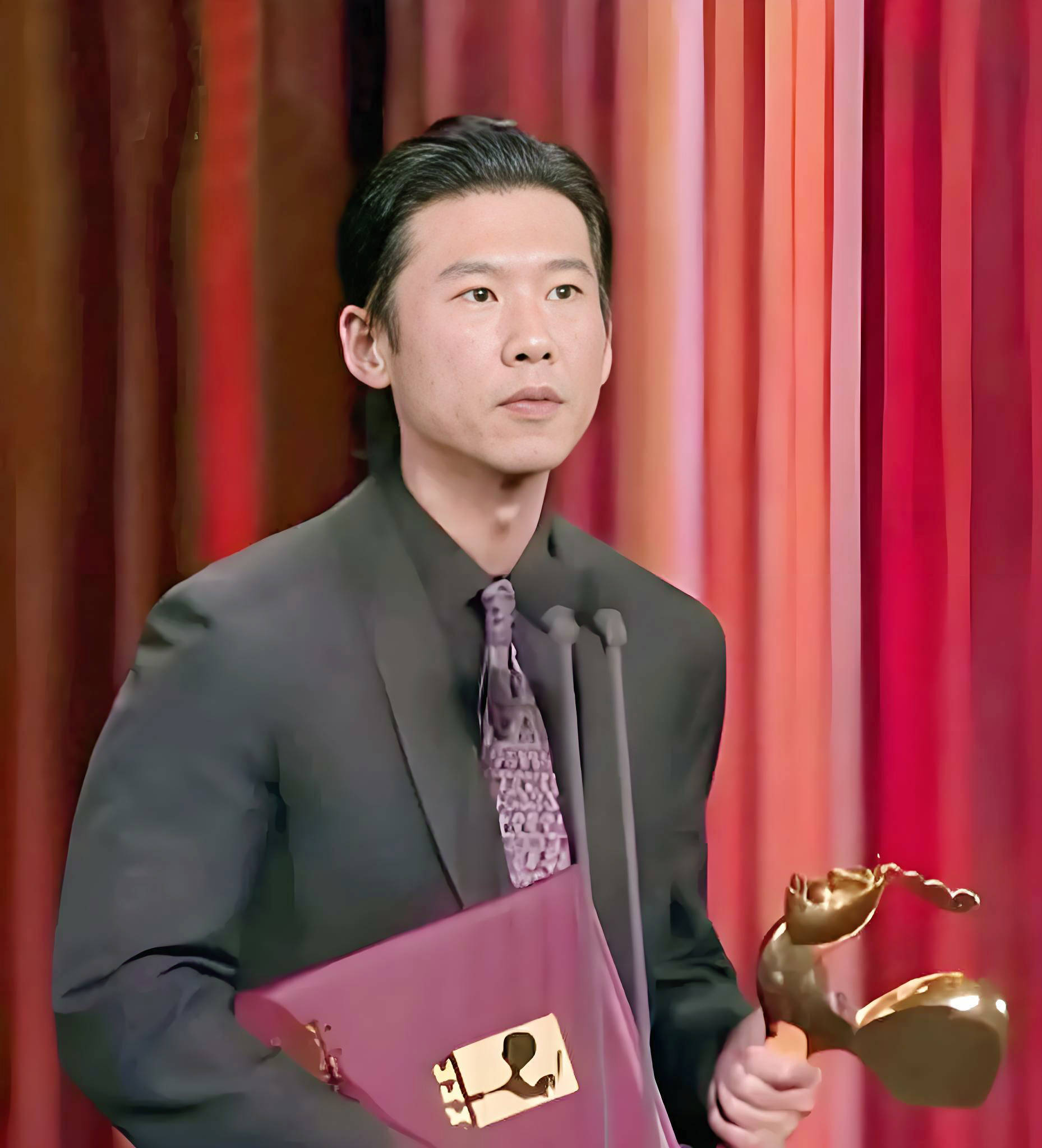 王馥荔丈夫为她放弃军职不给儿子走关系儿子成为星二代榜样