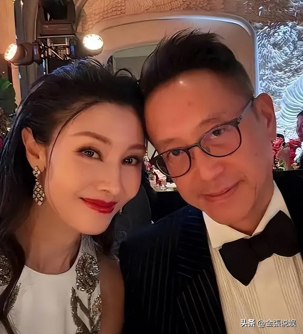 李嘉欣晒与富豪老公合照,豪宅用2w8水晶灯,佩戴46w手表,真壕气