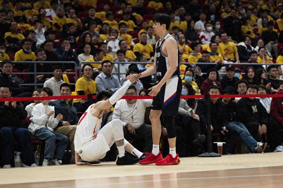 中国男篮大失所望！从亚洲杯银牌到世预赛开门黑，这两人太关键！