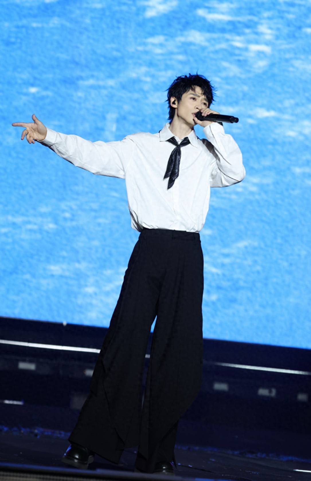 魏晨一家三口合体妻子抱着儿子看他演唱会小橙子个头长得真高