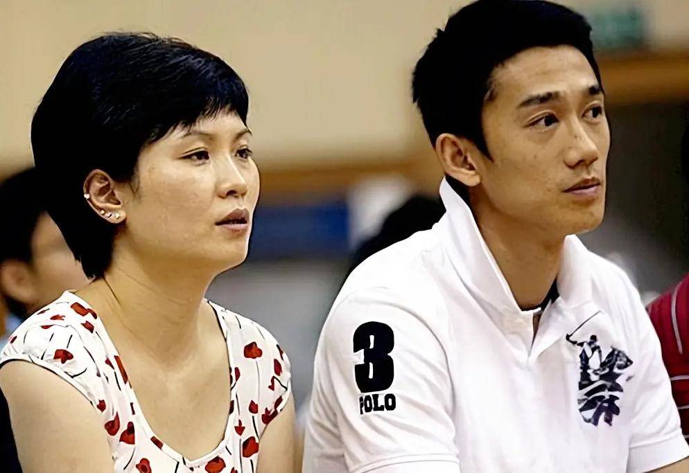 性格开朗的邬娜与内敛谦逊的商毅相遇后,很快被彼此吸引,坠入爱河