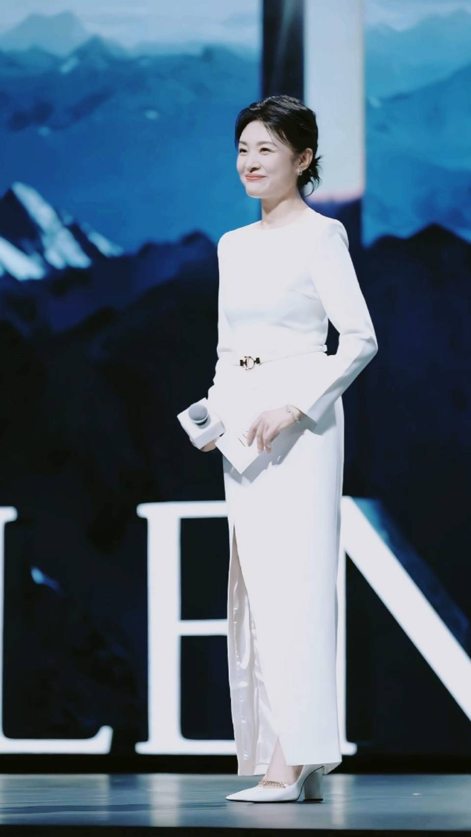 57岁周涛近照惊人!被在书店的羽绒服穿搭刷屏,状态比35岁还好