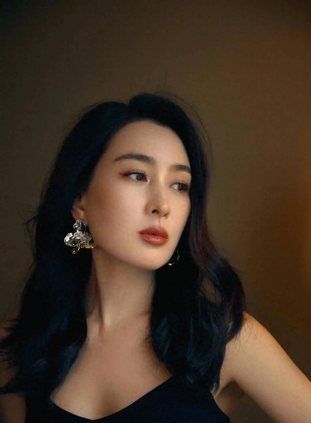 然而世事难料一场席卷娱乐圈的做头发风波让她无辜被卷入舆论漩涡