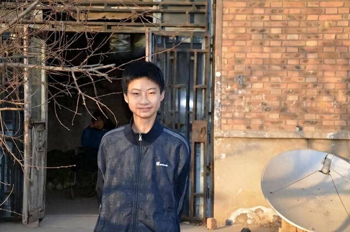 父母残疾,744分高考状元庞众望被清华录取6年后,他的现状如何?