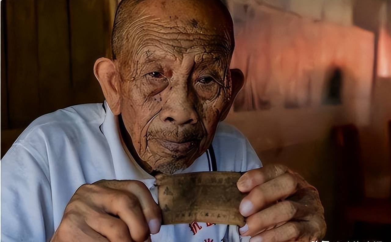 108岁老人晕倒送医院,检查过后,竟揭开尘封77年的秘密!