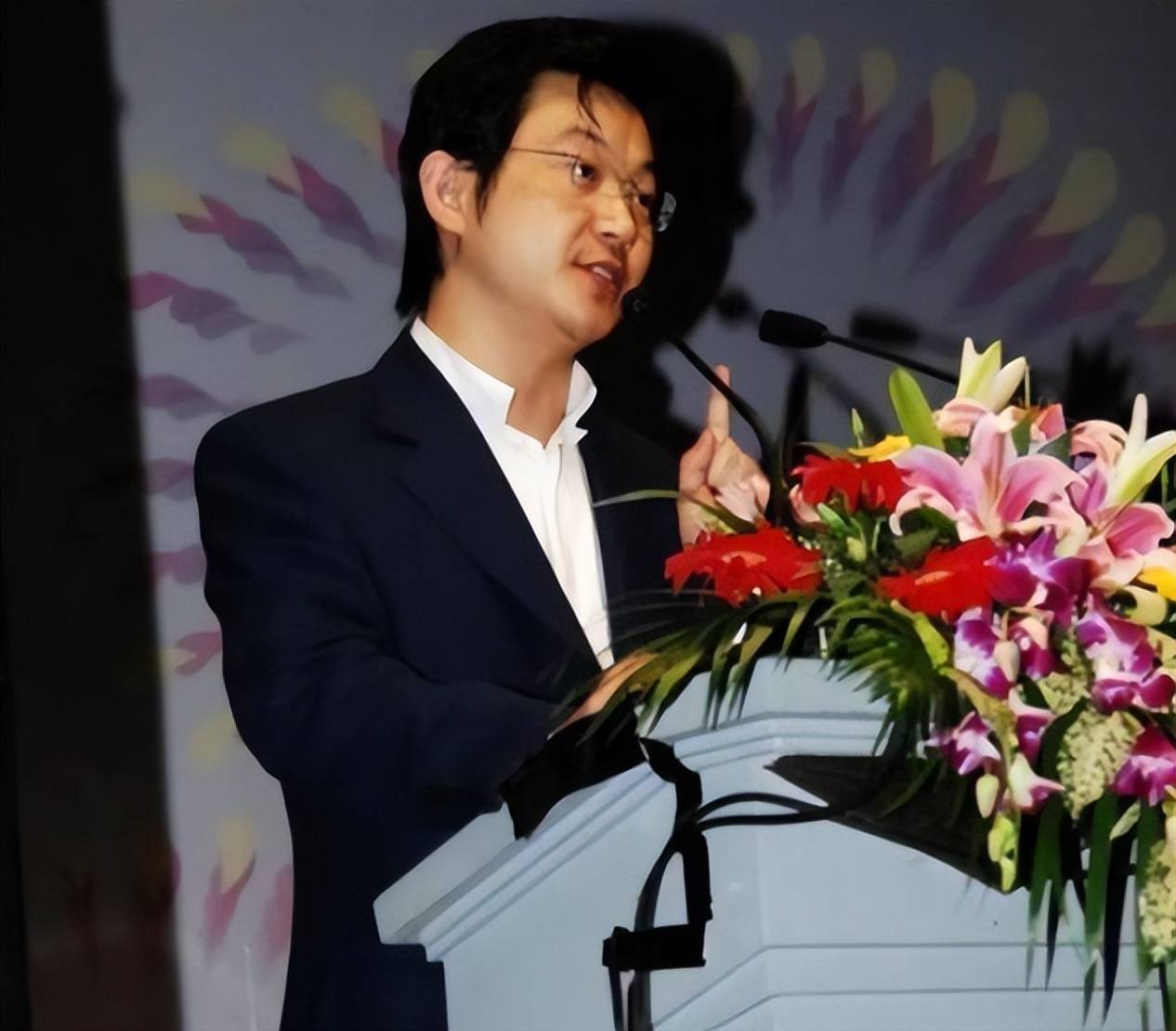 从上海台一哥到百亿总裁,他转身那年没人看懂,如今全圈服气