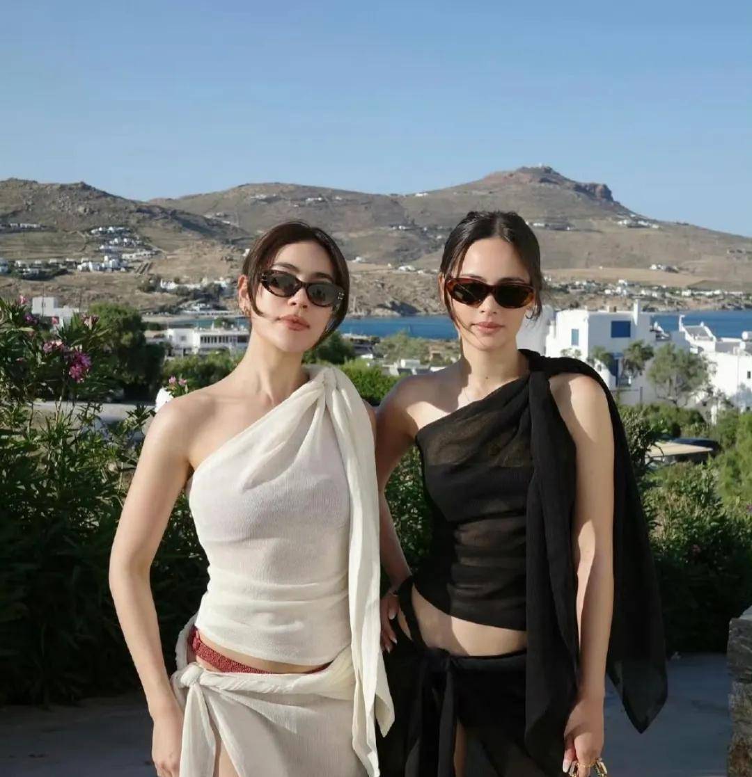 妈呀!太帅了!泰星mark和妻子kim穿韩服拍照,就像韩剧男女主角