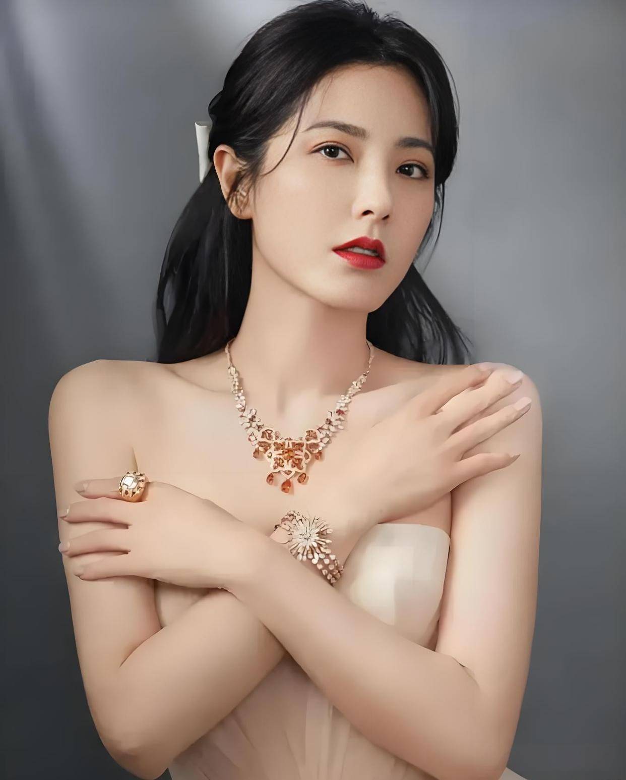 长得好演技好,49岁依旧单身一人,如今靠《沉默的荣耀》再翻红