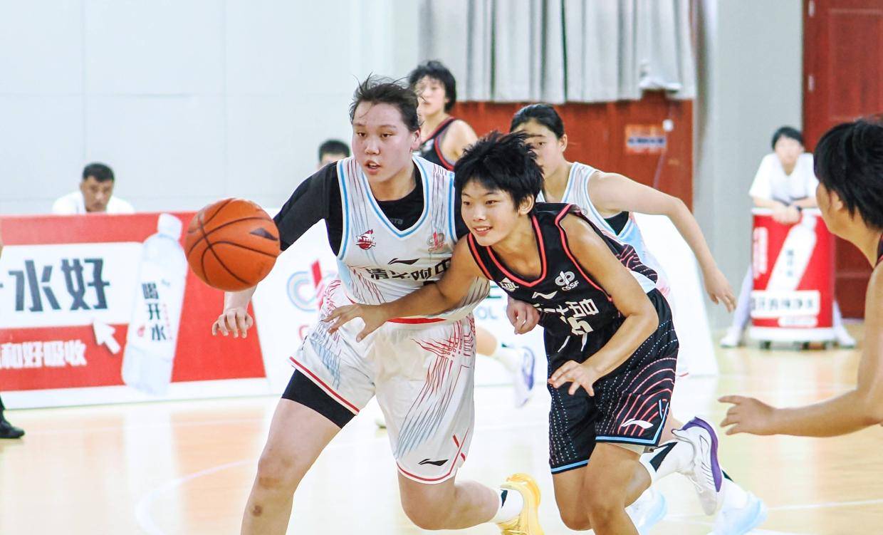 狂轰36+19！中国女篮又一15岁1米90新星崛起：篮板王统治内线太猛