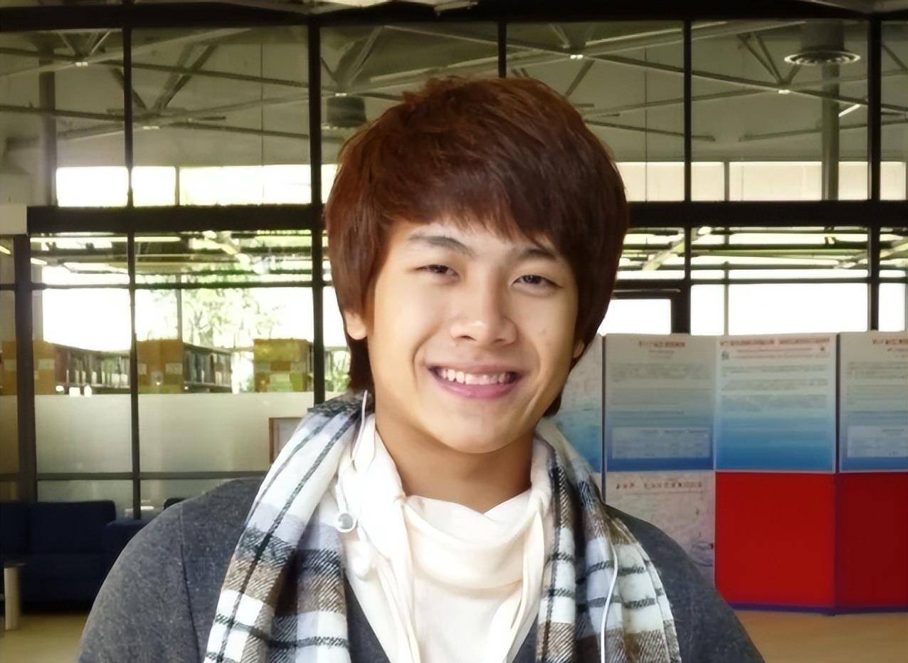 顶流王嘉尔私生活被曝!皮肤嫩说话急