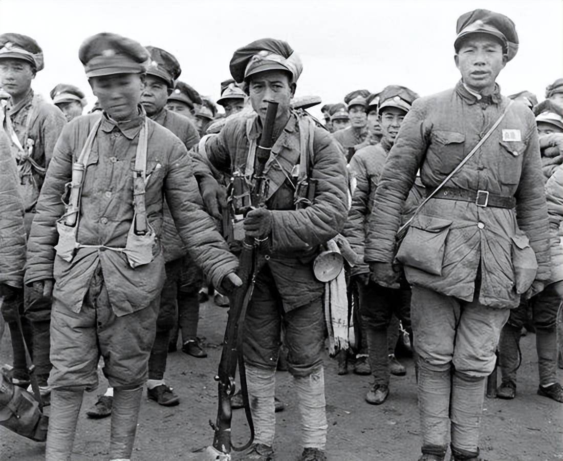 红军战士为躲避敌人藏在大娘家里,谁知她转头告密:红军就在我家