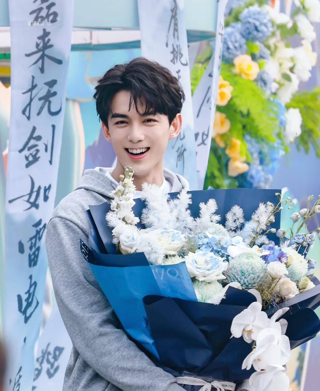 吴磊现身北京,脸颊凹陷颧骨凸出瘦一大圈,老干部风穿搭成熟稳重