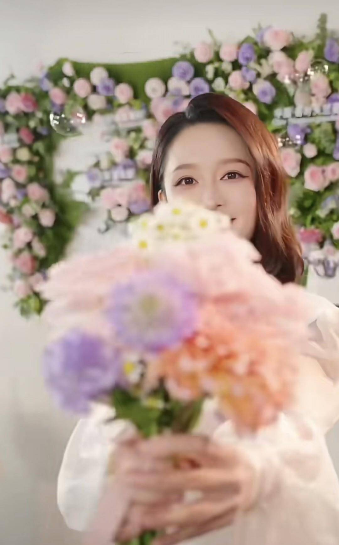 李沁穿着白色露肩长裙置身花海,阳光洒在身上笑容甜美温婉动人!