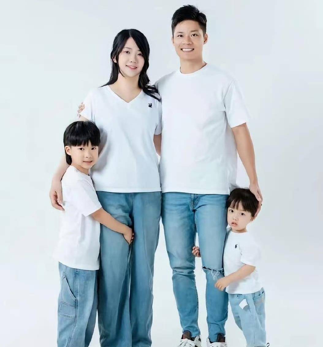 苏炳添退役开启人生新章,娇妻貌美腿长,三娃加持超幸福