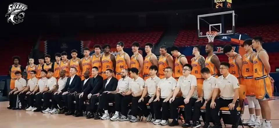 上海男篮新赛季定妆照曝光：王哲林、张镇麟携四外援亮相，阵容强劲令人期待