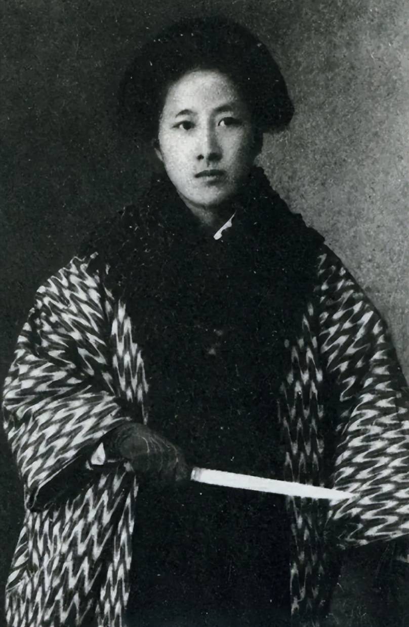 她就是"鉴湖女侠"秋瑾.随着一声令下,人头落地