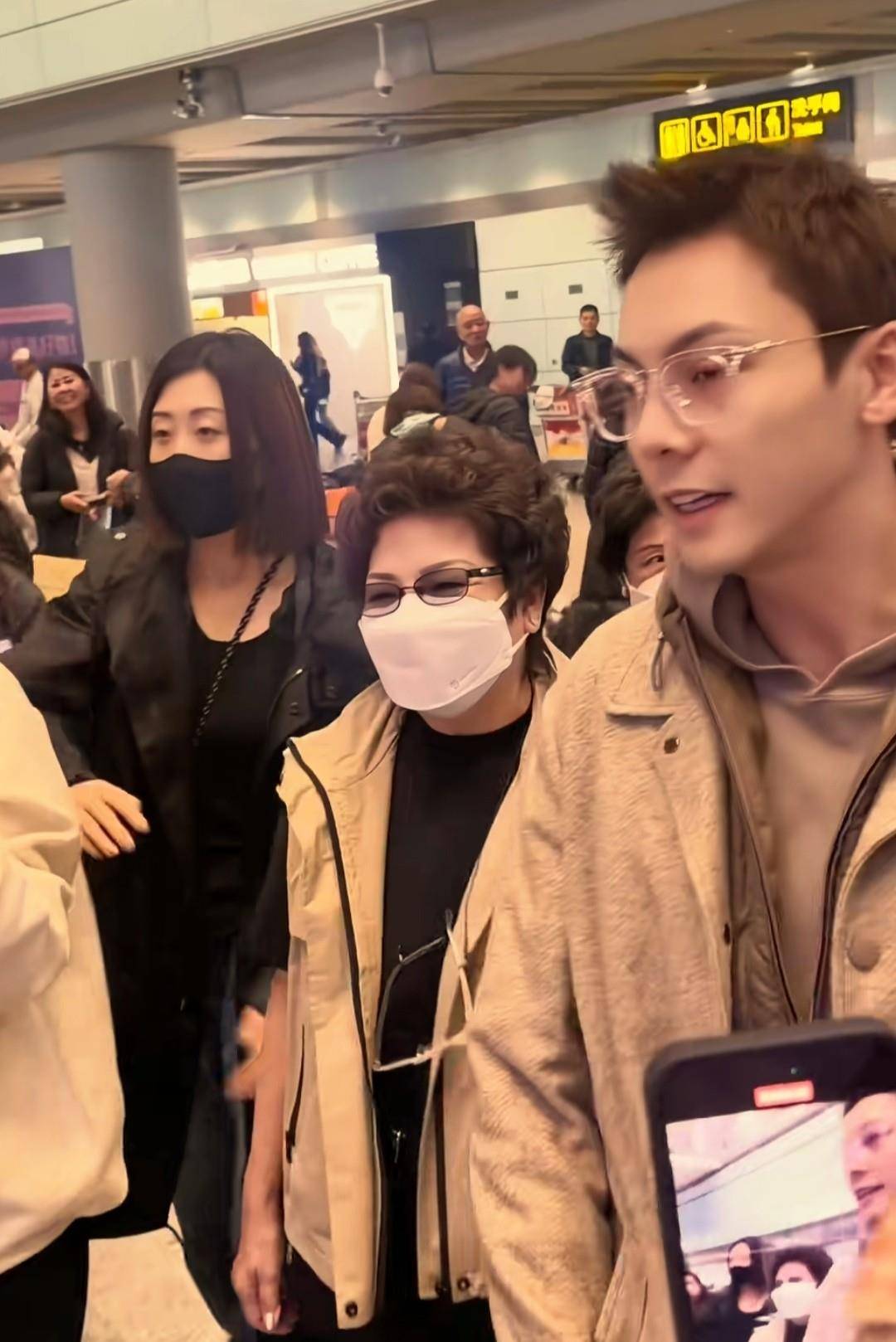 陈伟霆爱人北京豪宅晒照何穗产后腰细身瘦陈妈妈来京看孙子