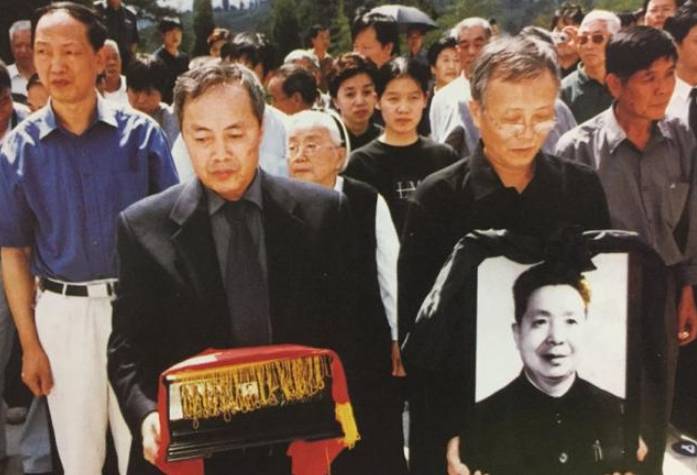 1992年,谭启龙书记的警卫秘书去世前,拉着首长的手:我够本了