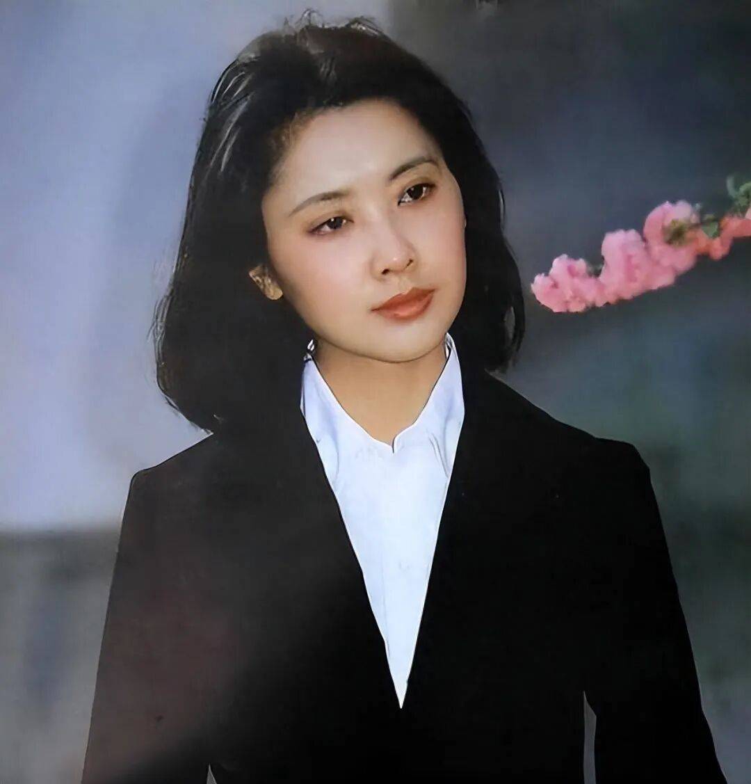 她是中国第一美女结婚两次未生子如今73岁愈发迷人了