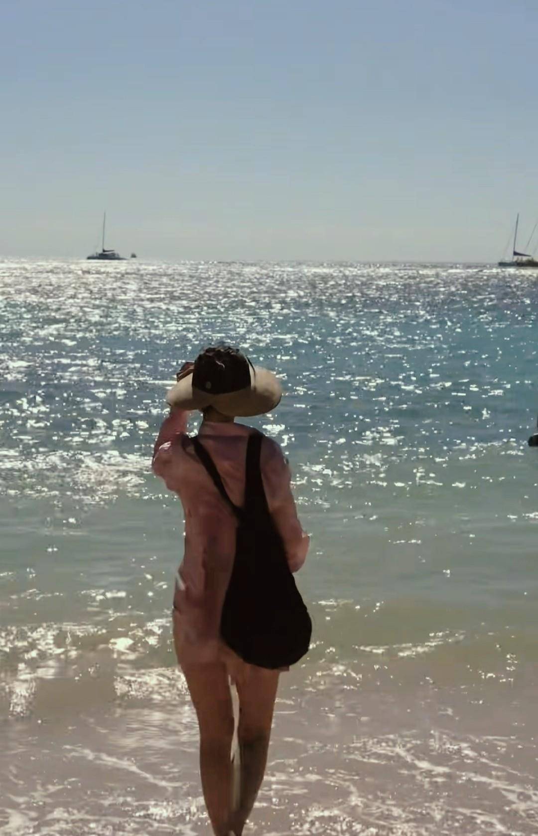 48岁苗圃晒沙滩照,纤腿瘦腰好惊艳,嫁大21岁富豪子女双全很幸福