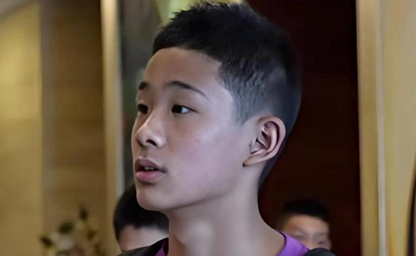 爸爸是男篮传奇杜锋，妈妈是游泳冠军，儿子杜昆泽的篮球实力如何？