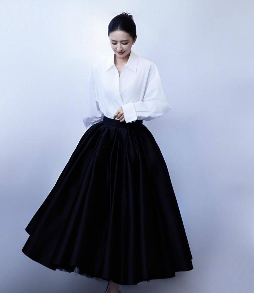 佟丽娅的美,在内娱早已是公认的共识