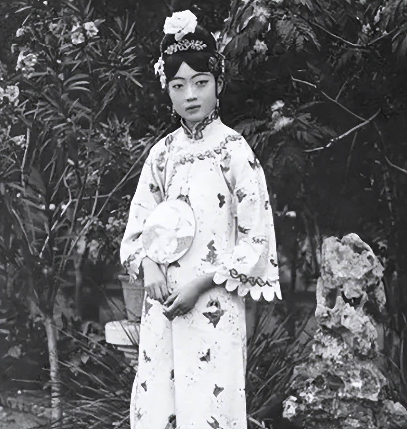 1953年一女环卫工突然去世丈夫痛哭娶到大清皇妃是我的荣幸