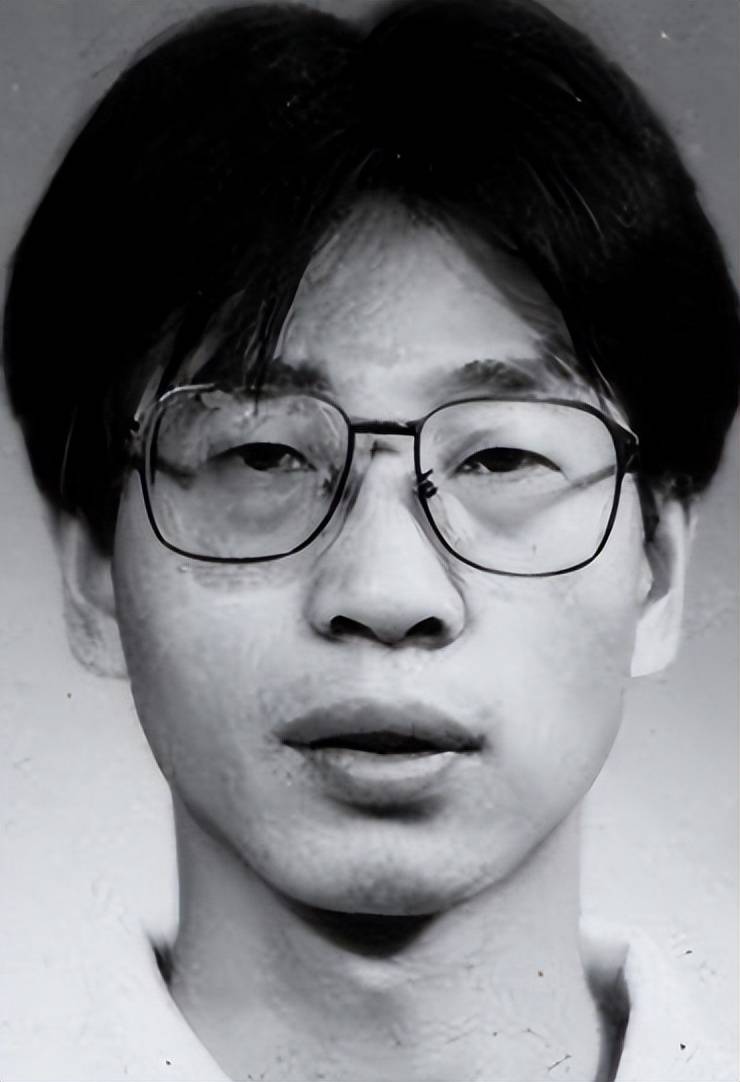 1999年,朱颖在北约轰炸中殉职,父亲抱着她的遗体痛哭,让人动容