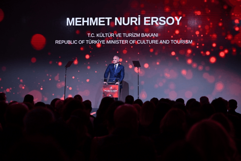 土耳其美食版图实现重大拓展 伊兹密尔新增 1 家米其林二星餐厅 3 家餐厅首次斩获米其林一星荣誉 3 位餐饮界人才荣获米其林特别奖项,以表彰其卓越造诣与不懈坚守 《米其林指南》欣然公布 2026 年度土耳其餐厅入选名单。本年度共有 54 家新晋餐厅入围,其中包括 Cappadocia(卡帕多奇亚)地区的首批上榜餐厅。该地区深厚的传统底蕴、热忱的待客之道以及独特的风土特质,给米其林评审员留下(图1) 2026年土耳其米其林指南餐厅榜单揭晓(图1)