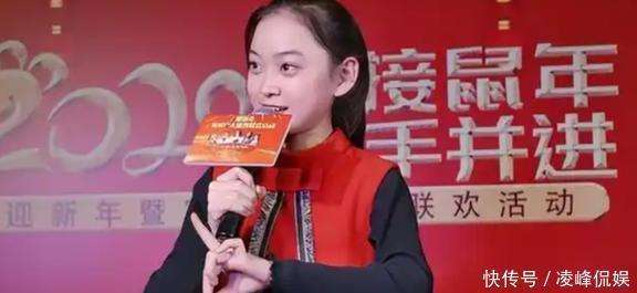 父母并没有深刻反思自己的行为,反而将希望寄托在妹妹邓鸣璐身上,把她