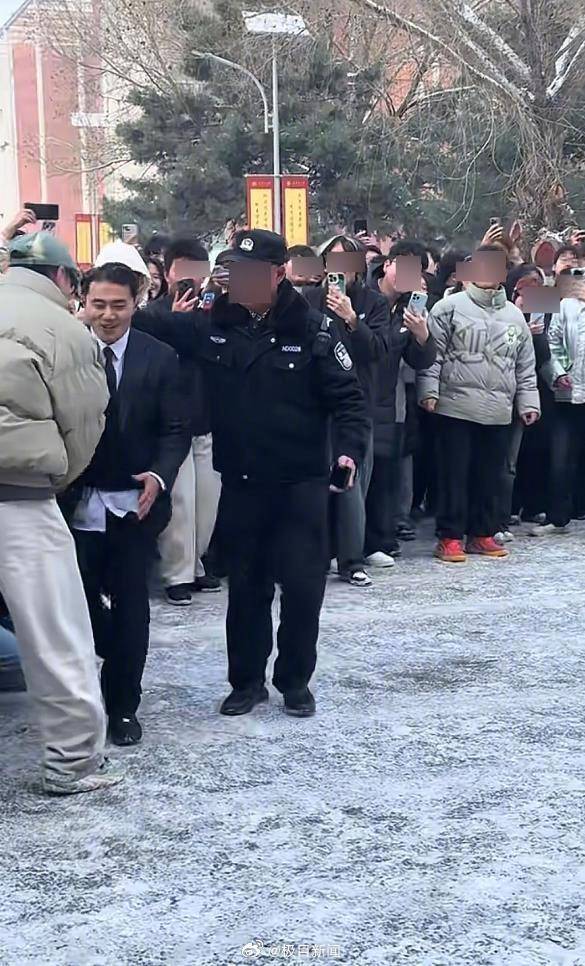 街舞博主回应大学即兴表演被请出:报备错校区,保安叔叔很尽责 插图1 街舞博主回应大学即兴表演被请出:报备错校区,保安叔叔很尽责 插图1