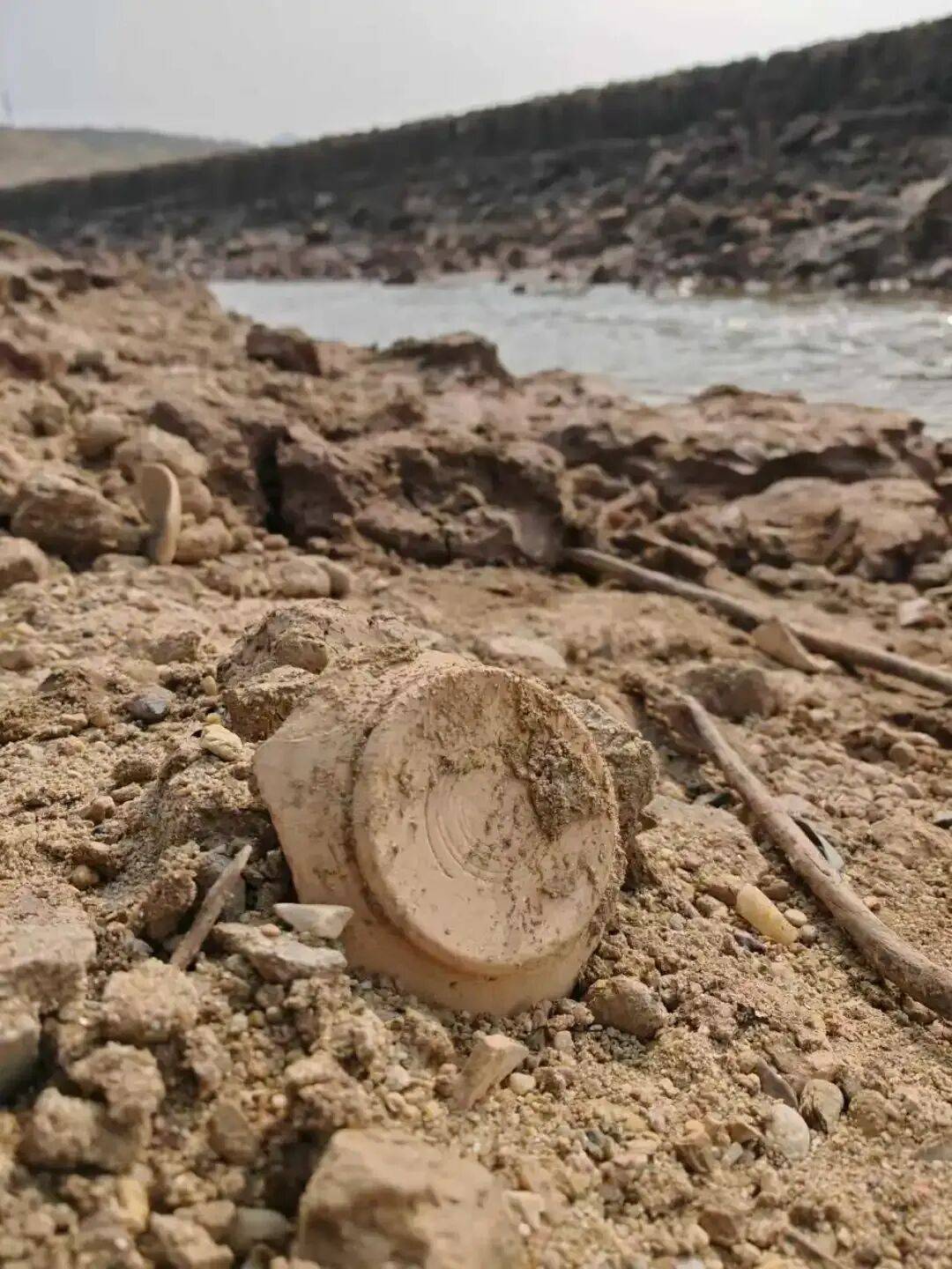 长沙湘江惊现疑似唐代陶瓷碎片，文物部门已介入鉴定