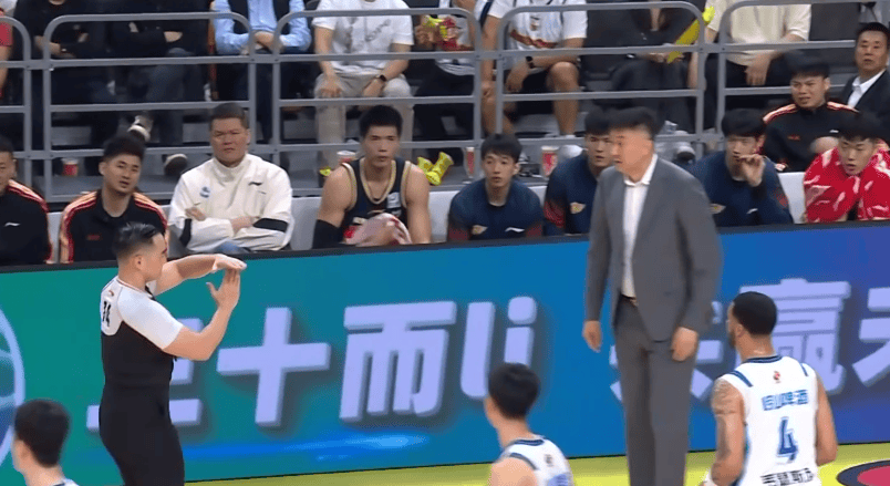 胡明轩轮休！广东激战青岛，奎因爆发，杜锋咆哮裁判吃技犯