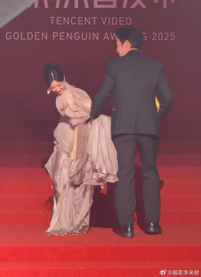 张彬彬红毯帮毛晓彤提裙子，被导演打手，网友：挨打不冤 插图4