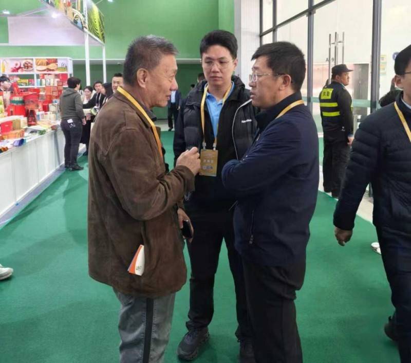 沽源县委书记赵赞与燕藜坊董事长王京平亲切交谈,询问展会情况