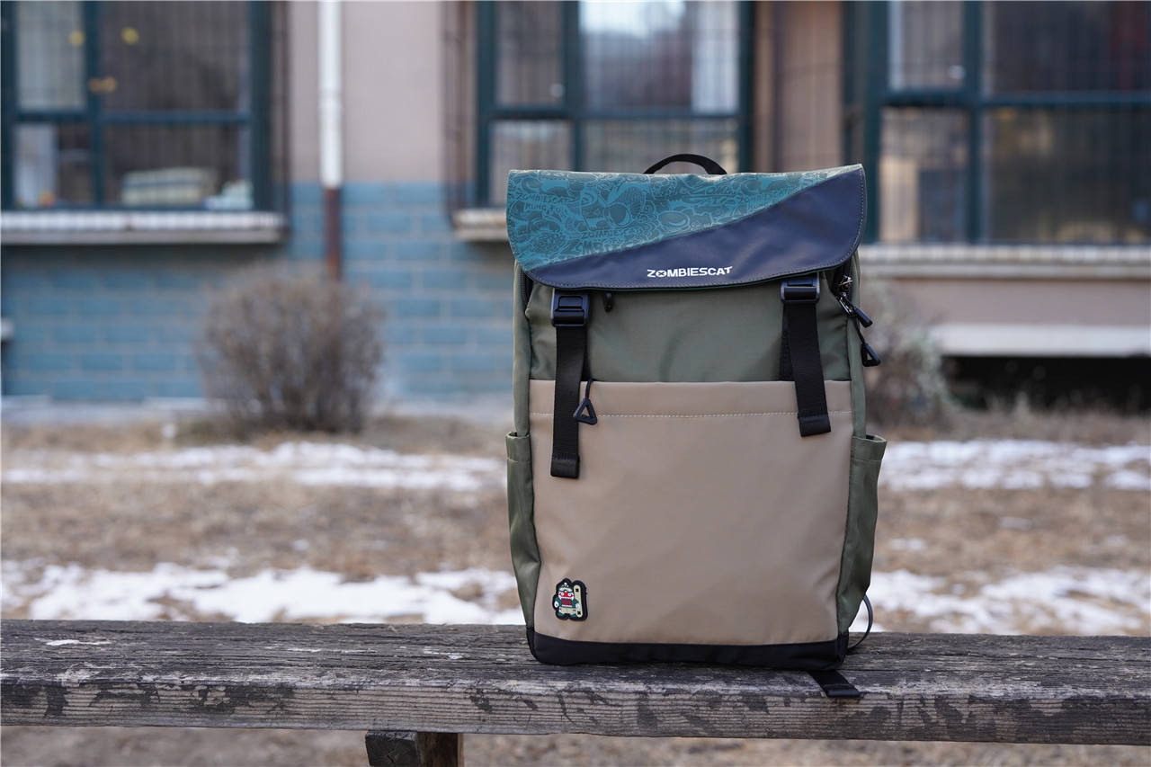 青橙微熟魔鬼猫时尚大容量双肩包日常使用蛮好