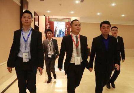 20岁母亲病逝,他用唯一的1000元创业,成千亿富豪