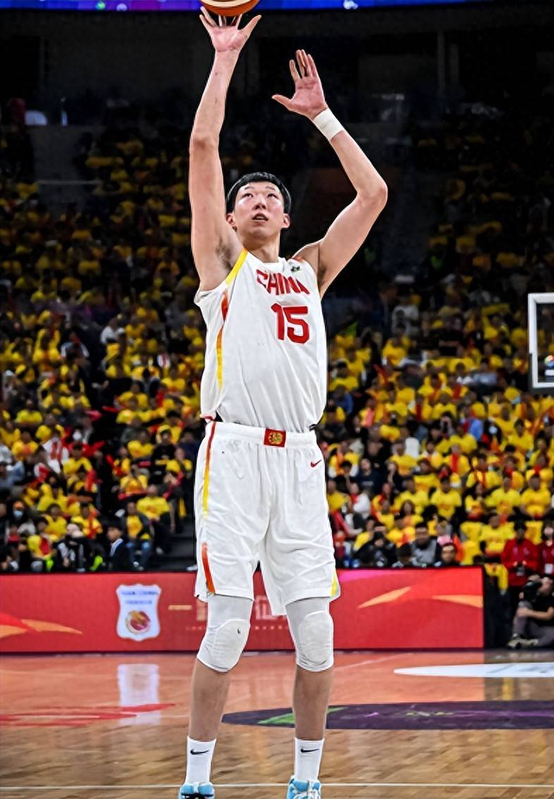 周琦一家近照,大6岁妻子身材好,儿子也爱篮球,29岁身家过亿