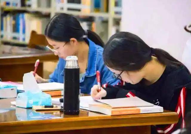 原创被鲜血染红的作业本：儿女未完成的暑假作业