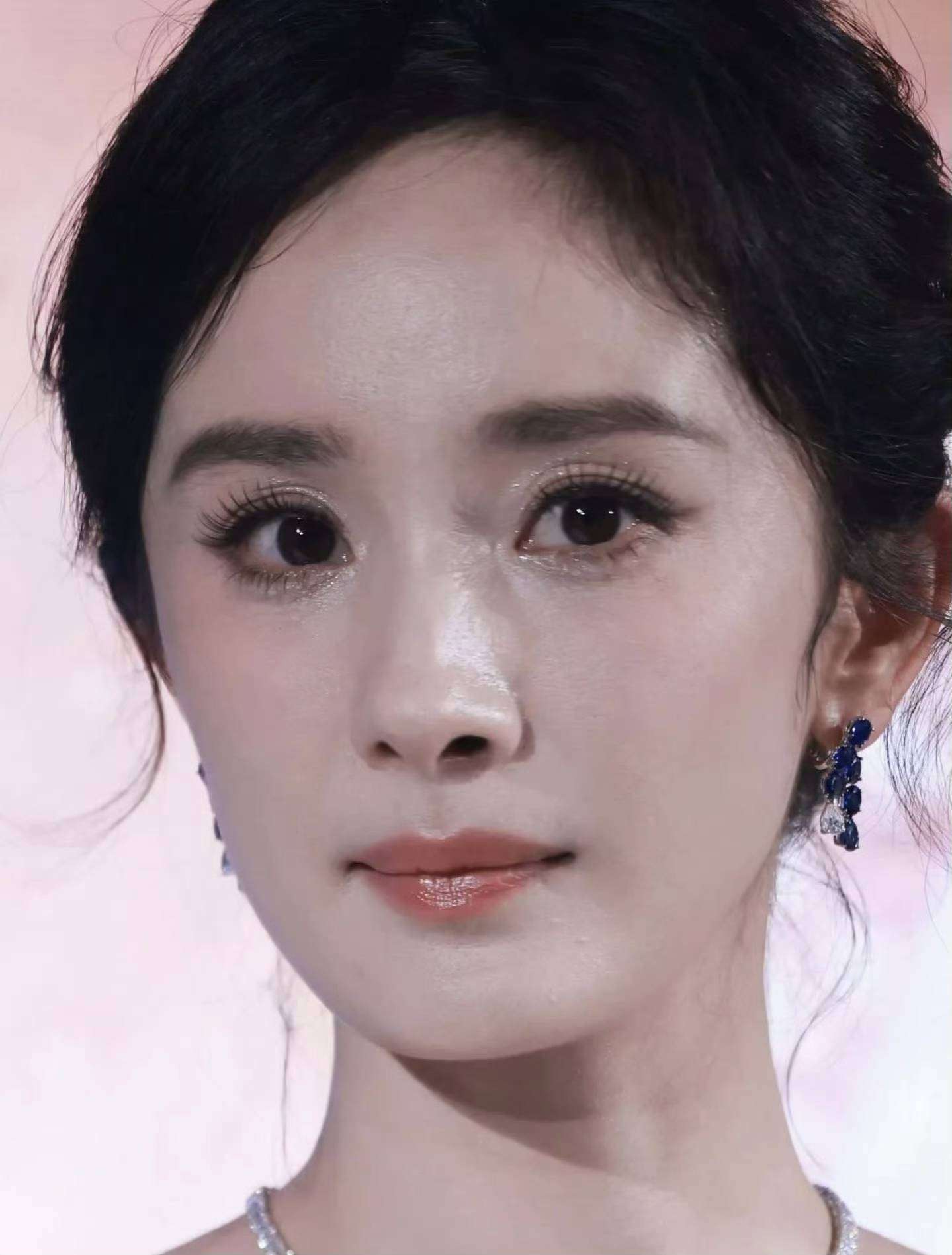 杨幂无修图像老太?脸部僵硬皱纹明显,精修图骗了我们多少年!