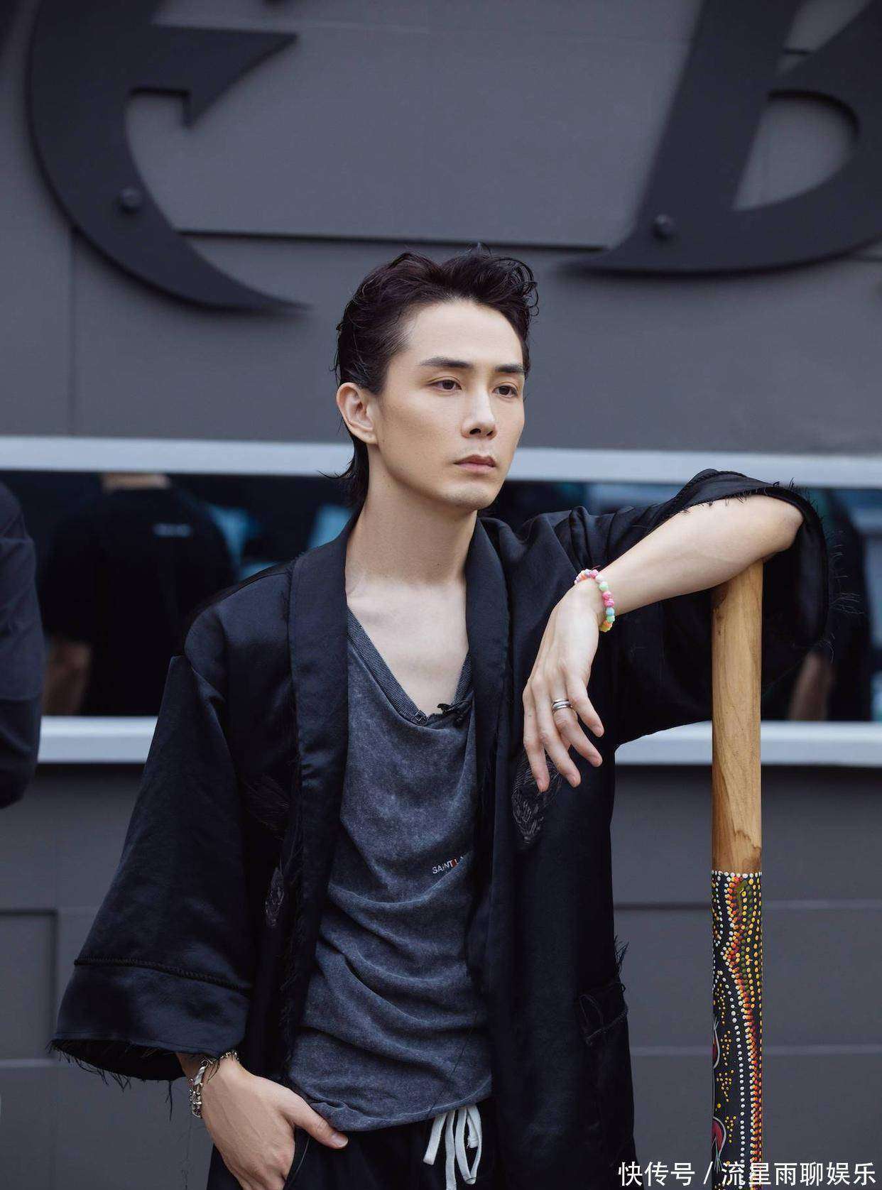 李承铉一家四口海边度假,11岁女儿被认成戚薇,3岁儿子软萌可爱