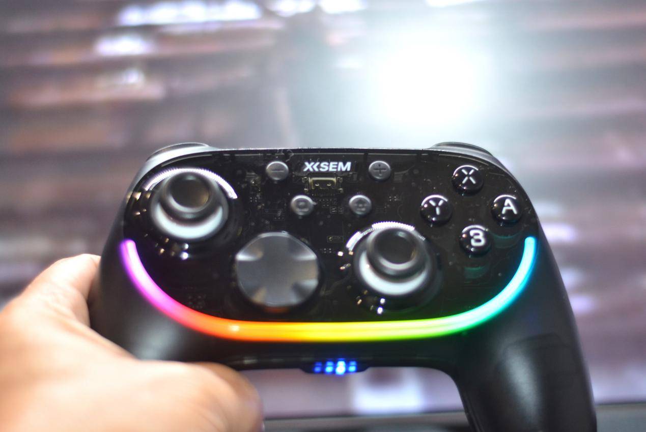 百元级西圣GC1游戏手柄，颜值高性能强专业级操控