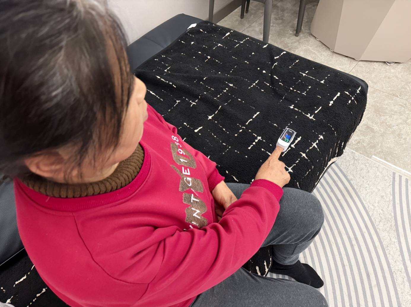 血氧仪选哪个？町石tinx指夹式血氧仪体验：原来这些人真的该备一个