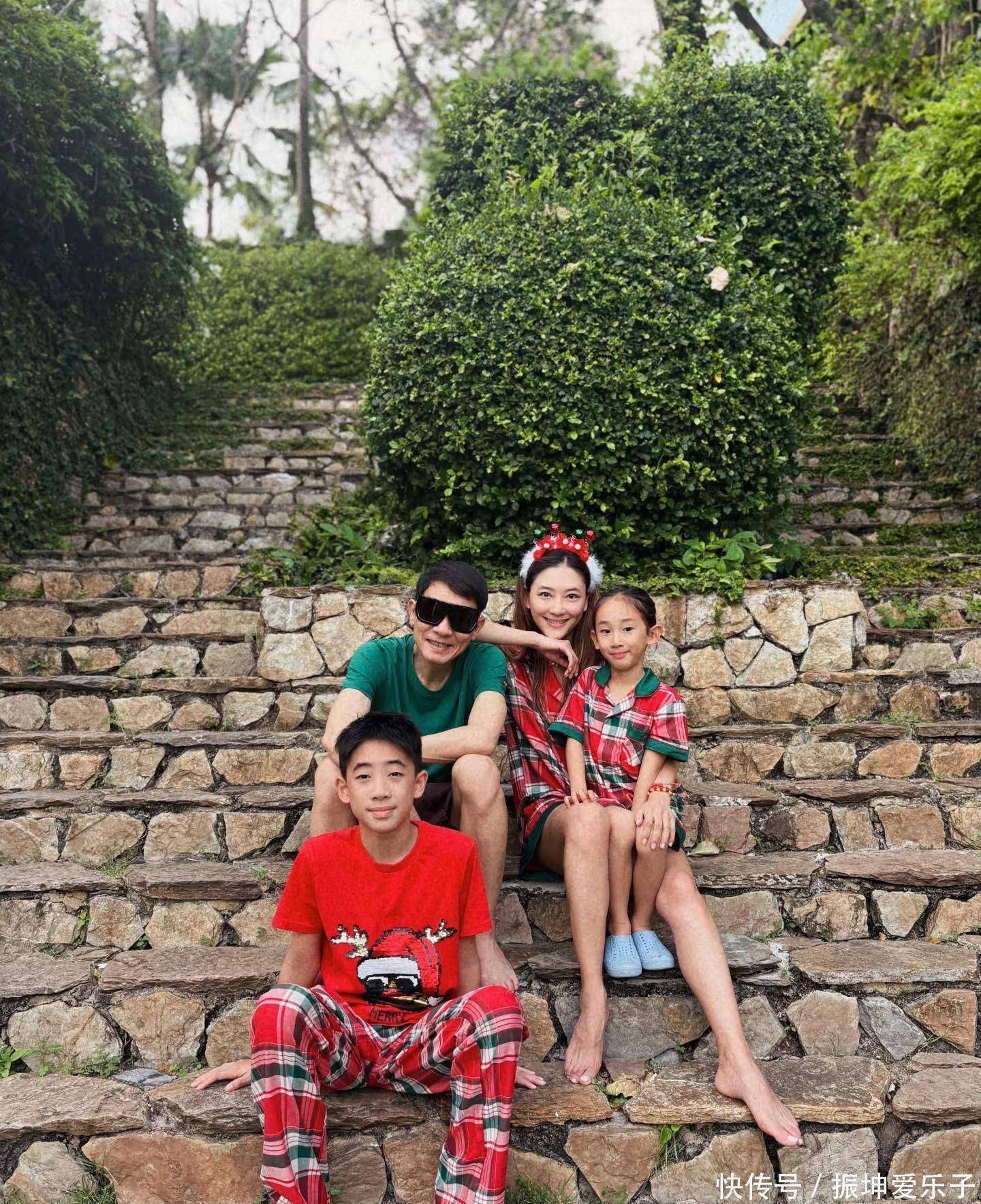 应采儿晒圣诞照5岁儿子扎小辫被认成闺女俩娃长得都像陈小春