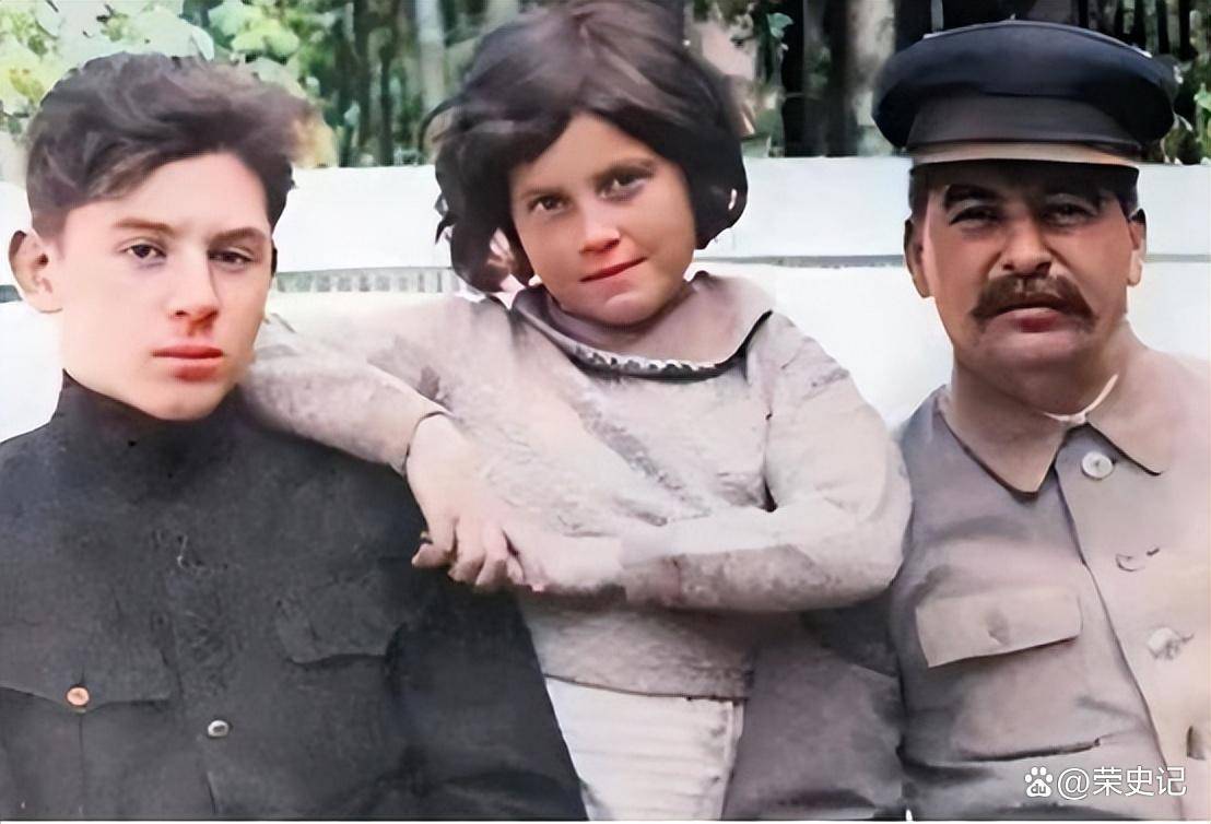 斯大林临死时有多惨?躺在地上十个小时没人管,医生不愿给他治疗