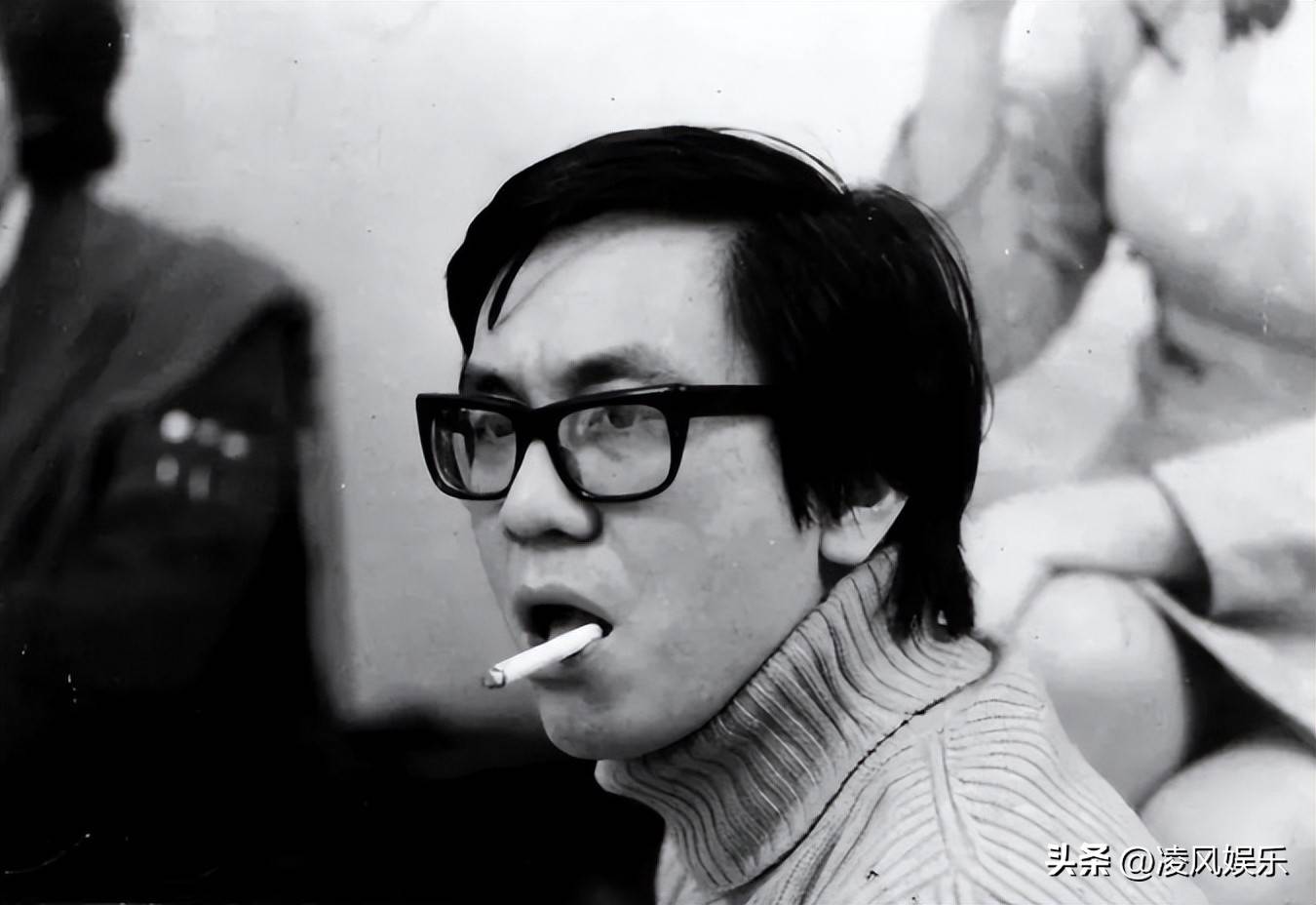 黄霑一共是兄弟姐妹八个人,一大家子的生活十分艰苦