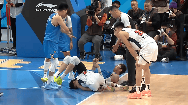 徐杰受伤，北京男篮吊打广东队，萨姆纳隔山打牛，周琦也是受害者